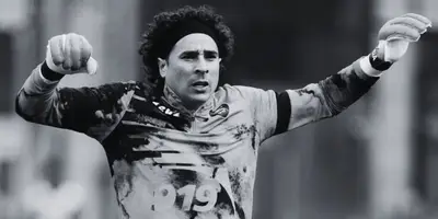 Guillermo Ochoa en calentamiento con la Salernitana. Foto: Salernitana