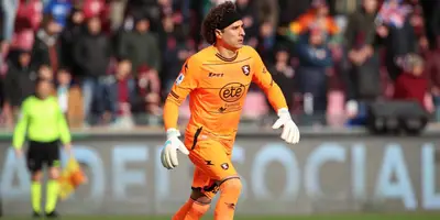 Guillermo Ochoa es aclamado por la prensa en Italia