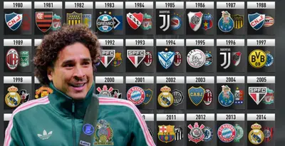 Guillermo Ochoa junto a escudos de clubes campeones del mundo / FOTO JAM MEDIA