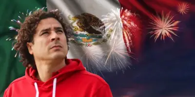 Guillermo Ochoa junto a la bandera de México / FOTO MEDIOTIEMPO