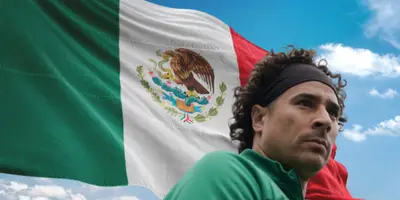 Guillermo Ochoa junto a la bandera de México / FOTO RÉCORD