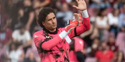 Guillermo Ochoa regresó a la titularidad con el Salernitana, pero no pudo hacer nada para evitar la derrota ante el Genoa.