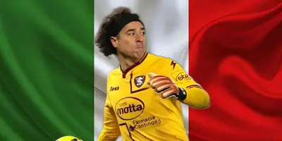 Guillermo Ochoa y al fondo la bandera de Italia / Foto Getty