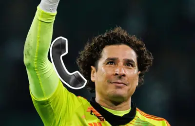 Guillermo Ochoa y emoji de teléfono/ Foto Sports illustraded.