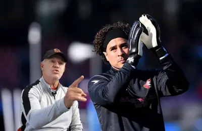 Guillermo Ochoa y Javier Aguirre/Foto Sofascore.