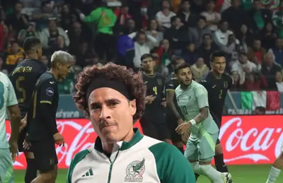 Guillermo Ochoa y jugadores de México y Honduras/ Foto Diario La Prensa.