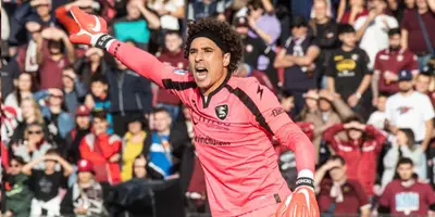 Guillermo Ochoa y Salernitana no la pasan bien en la presente temporada de la Serie A.