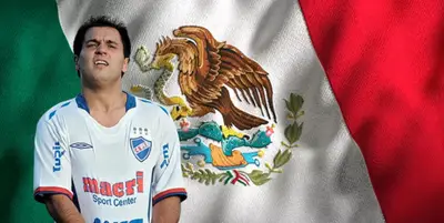 Gustavo Biscayzacú junto a la bandera de México / FOTO ATILIO SOFTWARE