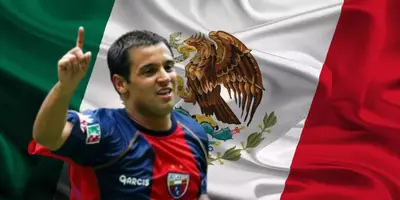 Gustavo Biscayzacú junto a la bandera de México / FOTO MEDIOTIEMPO