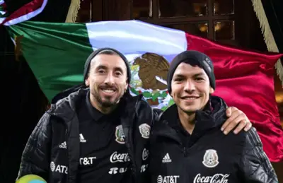 Héctor Herrera e Hirving Lozano abrazados/Foto El Comercio Perú.