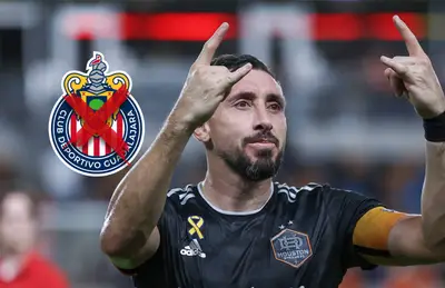 Héctor Herrera y escudo de Chivas con cruz roja en medio/ Foto Fútbol Total.