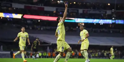 Henry burlándose de Pumas. Foto: Sopitas