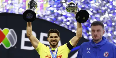 Henry Martín alzando ambos títulos. Foto: Ovaciones