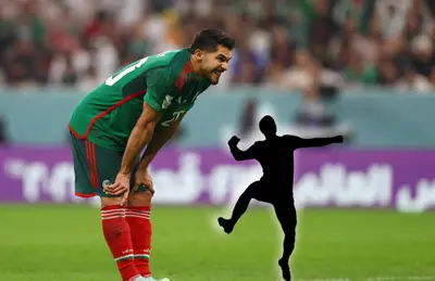 Henry Martín cabizbajo y silueta de futbolista brincando / Foto Infobae.