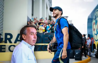 Henry Martín caminando y Emilio Azcárraga/ Foto América.