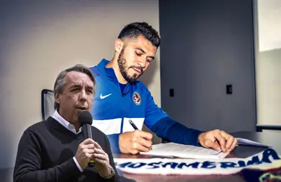 Henry Martín firmando y Emilio Azcárraga hablando/ Foto Quadratín.