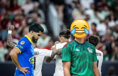 Henry Martín triste y futbolista de México con el rostro tapado/ Foto Selección Uruguaya.