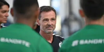 Henry Martín y Raúl Jiménez son las dos opciones para iniciar en la delantera frente a Jamaica