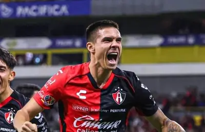 Henry Martín y silueta de futbolista/Foto Dataref.