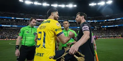 Henry y Messi previo a partido. Foto; Club América