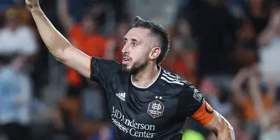 ‘HH’ hizo el primer gol en la goleada contra los angelinos y fue expulsado en tiempo de compensación por una falta sobre ‘Chicharito’