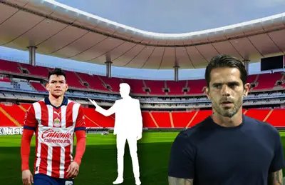 Hirving Lozano en el Estadio Akron y a su lado, Fernando Gago.