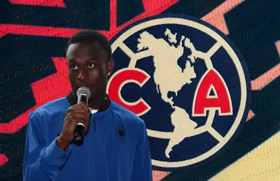 Hugo Buyla con micrófono/Foto La Verdad Noticias.