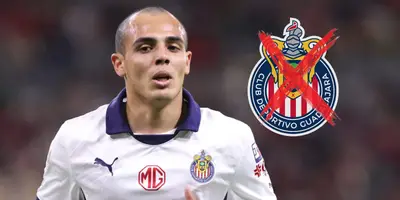 Hugo Camberos junto al escudo de Chivas / FOTO X