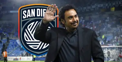 Hugo Sánchez junto al escudo de San Diego FC / FOTO TUDN