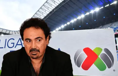 Hugo Sánchez mirando de reojo/Foto Fútbol Total.