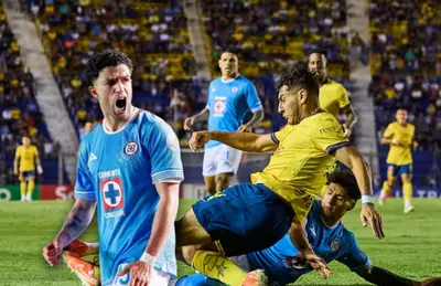 Ignacio Rivero y futbolistas disputando balón/ Foto Marca.