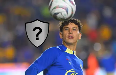 Igor Lichnvosky cabeceando balón y escudo sin equipo/ Foto Fútbol Total.