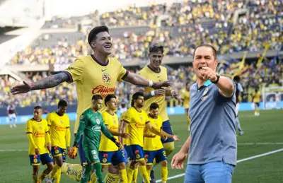 Illian Hernández festejando, jugadores y André Jardine gritando/ Foto Síntesis Nacional.