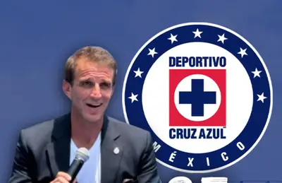 Iván Alonso usando micrófono y escudo de Cruz Azul/Foto Rayados.