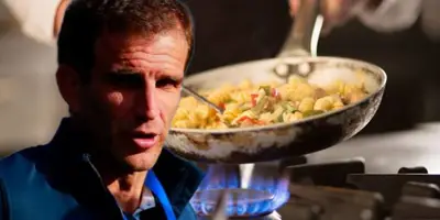Iván Alonso y al fondo a una persona cocinando / Foto Getty