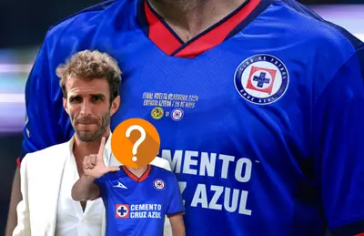 Iván Alonso y futbolista con el rostro tapado/ Foto El Universal.