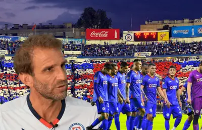 Iván Alonso y jugadores de Cruz Azul caminando/Foto TUDN Shop.