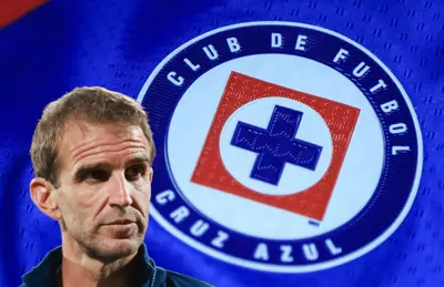 Iván Alonso y logo del club celeste/Foto Cruz Azul.