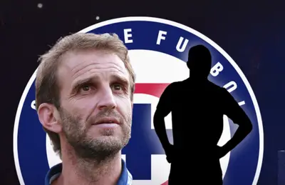 Iván Alonso y silueta de futbolista/Foto Claro Sports.