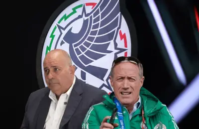 Ivar Sisniega y Juan Carlos Rodríguez serios/Foto TV Azteca.