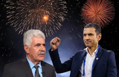 Jaime Lozano alzando mano y Ricardo Ferretti viéndolo/ Foto El Informador.