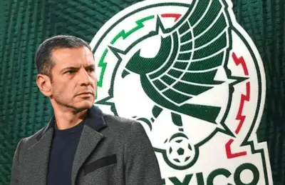 Jaime Lozano de perfil y logo de Selección Mexicana/Foto Contramuro.