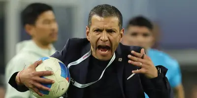 Jaime Lozano enojado en partido con Selección Mexicana. Foto: Mundo Deportivo