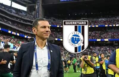 Jaime Lozano guiñando el ojo y logo de gallos Blancos del Querétaro/ Foto La Prensa.