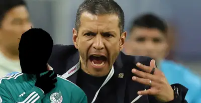 Jaime Lozano junto a jugador incógnito del Tri / FOTO IMAGO7