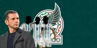 Jaime Lozano junto a jugadores incógnitos de la Selección de Argentina / FOTO X