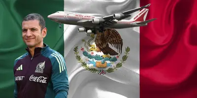 Jaime Lozano junto a la bandera de México / FOTO MARCA