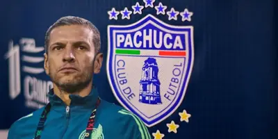 Jaime Lozano junto al escudo de Pachuca / FOTO TV AZTECA