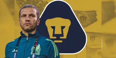 Jaime Lozano junto al escudo de Pumas / FOTO TV AZTECA