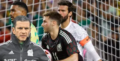 Jaime Lozano junto al México vs Brasil / FOTO X